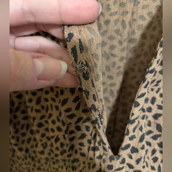 Abercrombie & Fitch Leopard Print Smocked V-Neck Cropped Top Size Medium - Picture 3 of 6